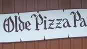 English: This is a picture that I took of a sign outside of a pizza shop.