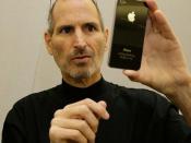 English: Apple director Steve Jobs shows iPhone