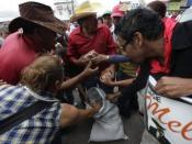 money from the Bolivarian Alliance for the Americas, manipulated by Hugo Chávez, is distributed in cash so that people can participate in the road blocks in Honduras in favor of Zelaya.)