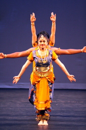 English: An example of the use of multiple arms in Indian dance, representing a Hindu deity.