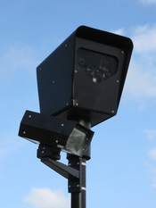 A red light camera in Chicago, USA. Français : Un système de Contrôle automatisé du franchissement de feux rouges à Chicago, aux États-Unis.