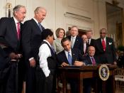 English: Barack Obama signing the Patient Protection and Affordable Care Act at the White House Español: Barack Obama firmando la Ley de Protección al Paciente y Cuidado de Salud Asequible en la Casa Blanca