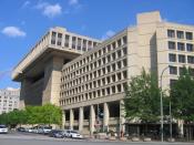 English: Standing on Pennsylvania Avenue NW and look up F Street NW at the J. Edgar Hoover Building, the headquarters of the Federal Bureau of Investigation in Washington, D.C., in the United States. Español: Edificio J. Edgar Hoover, la sede de FBI