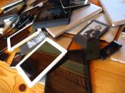 English: A pile of mobile devices including smart phones, tablets, laptops and ebok readers.