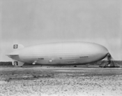 The LZ-129 Hindenburg, the famous Zeppelin, at Lakehurst Naval Air Station in 1936. Español: El Hindenburg, en una visita anterior a Lakehurst en enero 1936. Français : Le Zeppelin LZ-129 Hindenburg amarré à Lakehurst (Etas-Unis) en 1936.