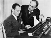 Rodgers and Hart - Richard Rodgers seated at piano with Lorenz Hart on right Español: Rodgers y Hart - Richard Rodgers sentado al piano, con Lorenz Hart a la derecha.
