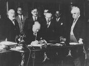 Rt. Honourable Richard Bedford Bennett signing commercial agreement with France / Le très honorable Richard Bedford Bennett en train de signer un accord commercial avec la France