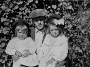 English: Jack London with daughters Bess (left) and Joan (right)