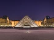 English: Courtyard of the Museum of Louvre, and its pyramid. Français : La cour Napoléon du Musée du Louvre, et sa pyramide, à la tombée de la nuit