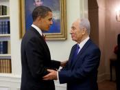 English: President Barack Obama welcomes Israeli President Shimon Peres in the Oval Office Tuesday, May 5, 2009. At right is Vice President Joe Biden. Official White House Photo by Pete Souza. Français : President Barack Obama accueille le président israé