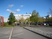 English: A view of the campus of the Tampere University of Technology towards the Päätalo building. Suomi: Näkymä Tampereen teknillisen yliopiston kampuksesta Sähkötalon edestä kohti Päätaloa.