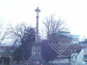 The cross of the war memorial and the Menorah for Jewish people coexist in Oxford.