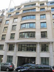 English: Building at the 7 rue de Téhéran, former HQ of Danone : Paris 8th arr. Français : Immeuble du 7 rue de Téhéran, ancien siège de Danone : Paris 8 e arr.