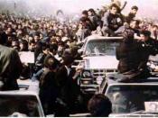 English: Ruhollah Khomeini in Tehran, 1 february 1979 فارسی: امام خمینی در خودرویی که به بهشت‌زهرا تهران می‌رود.