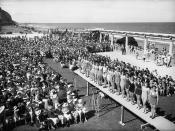 Beauty pageant contestants and crowd, Marine Parade, Napier, ca late 1930s