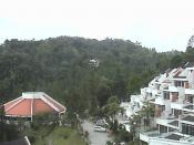 Bahasa Melayu: Pemandangan Bukit Fraser yang dipenuhi dengan hotel dan apartment untuk pengunjung