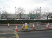 English: Looking across Woodside Avenue towards Pets at Home