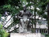English: Sigmund Freud in Hampstead The statue of Freud sculpted by Oscar Nemon used to be in an alcove behind Swiss Cottage Library, where it was virtually hidden away from public view. In 1998 the Freud Museum arranged for it to be moved to a more promi