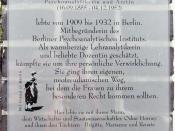 Gedenktafel für Karen Horney aus der Reihe Mit Freud in Berlin, Sophie-Charlotte-Straße 15, Berlin-Zehlendorf. Enthüllt am 6. Juni 2004.