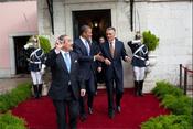 English: Portuguese president Cavaco Silva escorts US president Barack Obama from Belem National Palace after meeting