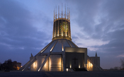 English: Liverpool Metropolitan Cathedral at dusk. Français : La Cathédrale métropolitaine du Christ-Roi de Liverpool. Photo prise au crépuscule.