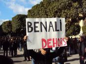Français : Photo prise lors de la manifestation du 14 janvier 2011 devant le ministère de l'intérieur à l'Avenue Habib Bourguiba - Tunis, un manifestant brandissant une pancarte avec le slogan : Ben Ali DEHORS