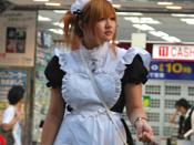 English: Maid giving flyers in front of Akihabara station Français : Une maid distribue des dépliants devant la station de train de Akihabara