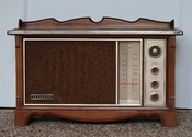 English: A Panasonic Model RE-7200 FM-AM 2-band radio receiver, manufactured in Japan by Matsushita Electric Industrial Co., Ltd. According to radiomuseum.com, it is from around 1975.