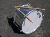 Samba snare drum with its wood drumsticks Português: Caixa de samba com um par de baquetas