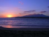 English: Sunrise over Lombok from the island Gili Air, Lombok, Indonesia. The peaks on Lombok are Mount Rinjani.