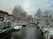 English: A Dutch canal in winter. Français : Un canal en hiver aux Pays-Bas.