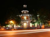 English: The Anne Arundel County Courthouse in Annapolis. Long exposure showing traffic passing in front of the courthouse on Church Circle, June 2005.