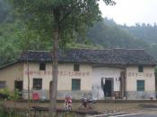 English: A village house in Tongshan County, Hubei. Picture taken from G106 east of Tongshan. The text painted on the house informs about the minimum age of marriage in the country (22 years old for men, 20 for women)}}