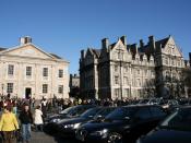 English: Trinity College in Dublin. Crowds on graduation day. Polski: Trinity College w Dublinie. Tłumy w dzień uroczystego zakończenia studiów.
