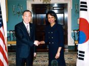 English: Ban Ki-moon, South Korean Foreign Minister and UN Secretary General, with US Secretary of State Condoleezza Rice. Français : Ban Ki-moon, ancien ministre sud coréen des Affaires étrangères et Secrétaire de l'ONU, avec la Secrétaire d'Etat Condole