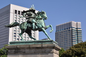 English: Statue of Masashige KUSUNOKI in Imperial Palace, Tokyo. 日本語: 楠木正成像（皇居）