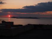 English: Sunset over the lighthouse of Syros. Didymi Island, East of Syros, Cyclades, Greece Español: Crepúsculo sobre el faro de Siros. Isla de Didyime, al este de Siros, Cícladas, Grecia.