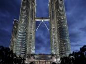 English: The Petronas Towers in Kuala Lumpur at night. Français : Les Tours Petronas en Malaisie prises de nuit. Suomi: Petronasin kaksoispilvenpiirtäjät Malesian pääkaupungissa Kuala Lumpurissa.