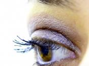 English: Female eye lashes with makeup Русский: Глаз и ресницы женщины, использующей макияж.