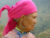 English: Close portrait of a Flower Hmong woman. Français : Portrait rapproché d'une femme 