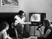 English: American family watching TV (cropped)