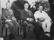 中文: 1943年，第二次世界大戰方酣之時，中、美、英三國領袖在埃及招開了開羅會議。圖中由左至右分別是蔣中正、富兰克林·德拉诺·罗斯福、溫斯頓·邱吉爾。不諳英語的蔣中正是由其夫人宋美齡擔任翻譯及諮詢顧問。宋在這次重要國際會議中充分展現她語言及外交的長处。這次會議主要議題是對日作戰計畫及如何解決遠東問題。會後三國簽訂了《中美英三國開羅宣言》，並在俄國史達林同意後公布，是確定日本侵華罪行及處理戰後日本問題的重要外交文件。