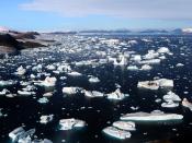 English: Icebergs are breaking off glaciers at Cape York, Greenland. The picture was taken from a helicopter. Français : Icebergs issus des glaciers à Cape York. La photographie a été prise depuis un wikt:fr:hélicoptère.