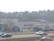 English: This is a picture of the Hy-Vee #1 on U.S. Highway 20 (Dodge Street). It is the oldest of three HyVee stores in Dubuque and was originally built and operated as a Randall's Foods. This photo was taken in February of 2005. JesseG 00:12, Feb 27, 20