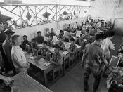 Bien Hoa, April 1970 - Doanh nhân Ross Perot, người sáng lập Electronic Data Systems, Inc, thăm một lớp học tại một tù nhân của chiến tranh trại ở Biên Hòa