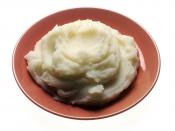 English: A small plate with a serving of mashed potatoes.