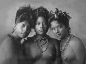 English: 3 Samoan girls 1902 I downloaded image from Internet Archive org website http://www.archive.org/details/samoabismarckar00wargoog where it is stated that the book is NOT IN COPYRIGHT. I cropped it & uploaded to wikimedia commons. This image is fro