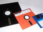 English: 8-inch, 5,25-inch, and 3,5-inch floppy disks Русский: Дискеты: 8-дюймовая, 5,25 и 3,5 дюйма Español: Disquettes de 8 pulgadas, 5.25, y 3.5.