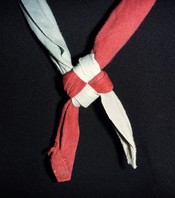 Square knot done on a Scout scarf. Русский: Квадратный узел, осуществленный на скаутском платке