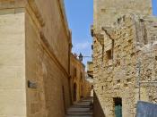 English: Narrow street in Victoria, Gozo, Malta. Deutsch: Gasse in Victoria, Gozo, Malta.